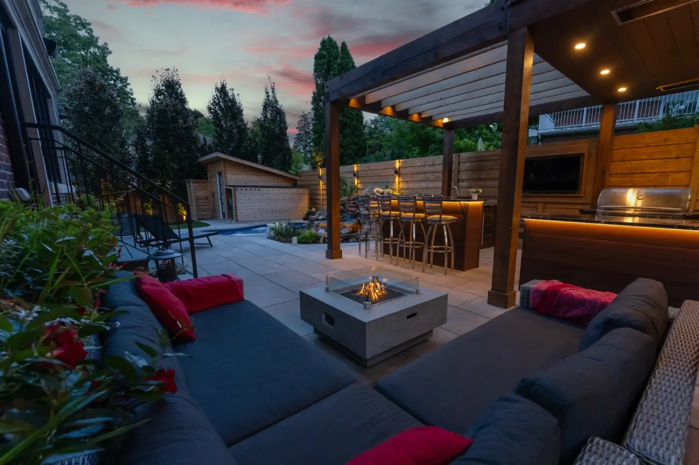 backyard kitchen with lounging area mississauga