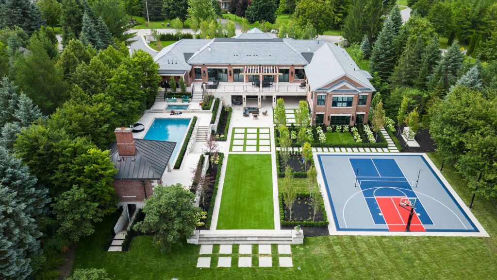 Custom backyard design and landscaping in Toronto